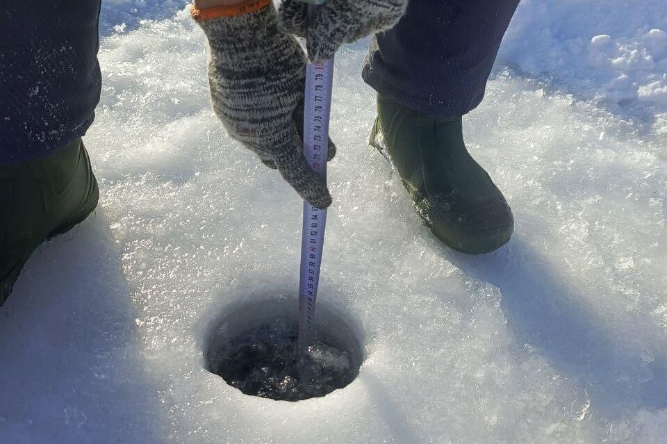 Толщина льда на озере Арей достигла 54 сантиметров