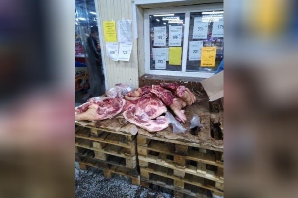 В супермаркете на КСК продают мясо в антисанитарных условиям - очевидица