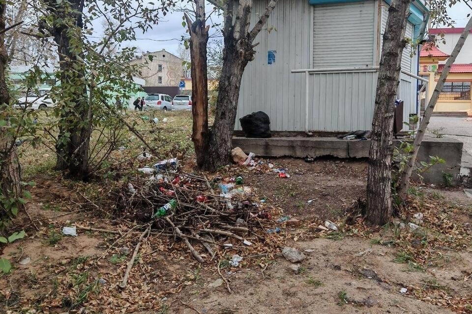 Конечная остановка троллейбуса завалена мусором