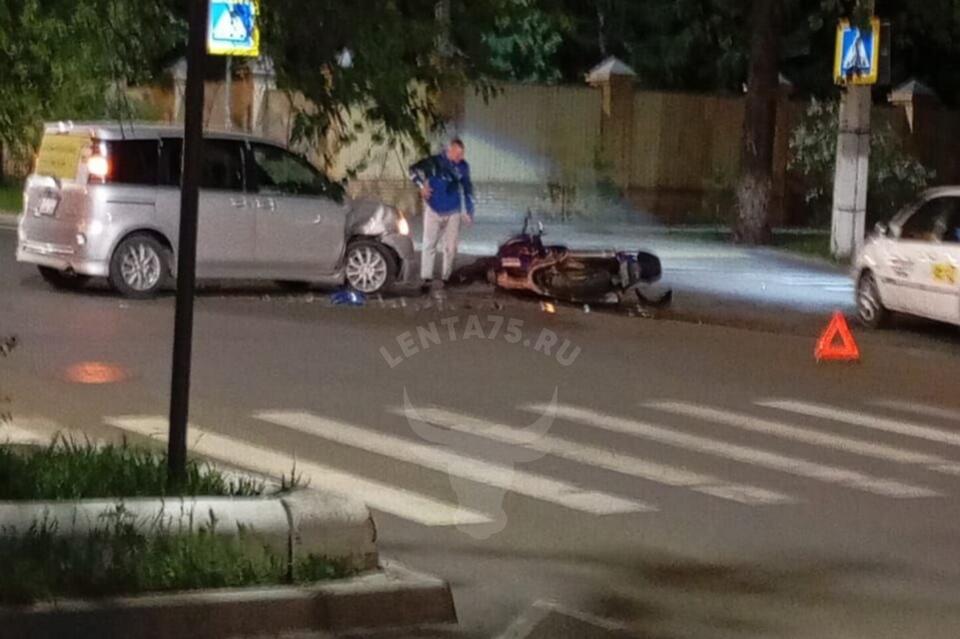 Мотоцикл и иномарка столкнулись в центре Читы