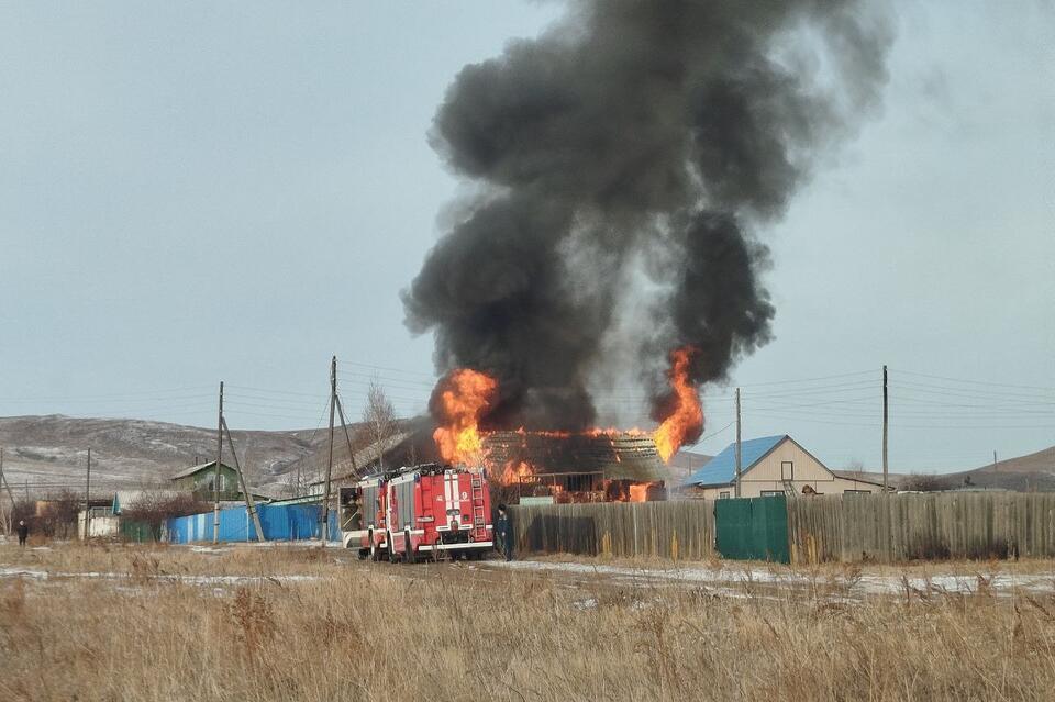 Жилой дом полыхает в Краснокаменске