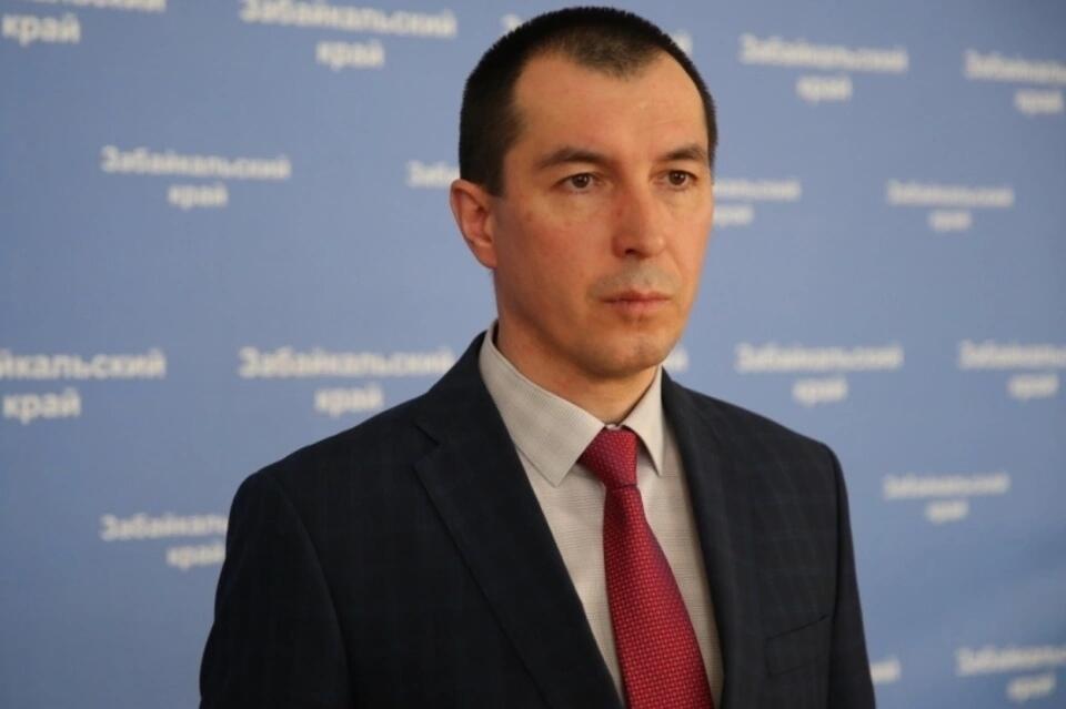 Правительство края должно решить вопрос повышения зарплат бюджетников - губернатор Осипов