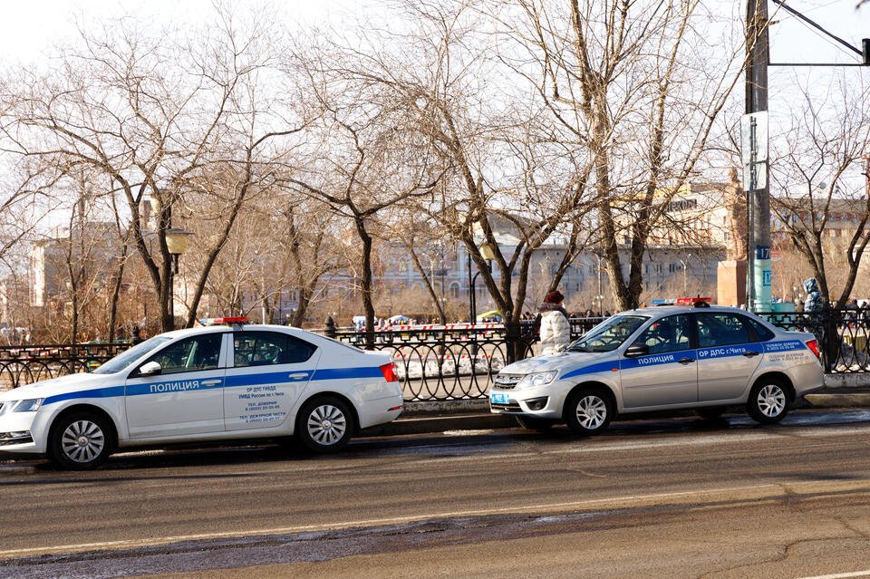 Пьяную компанию задержала полиция на площади Ленина