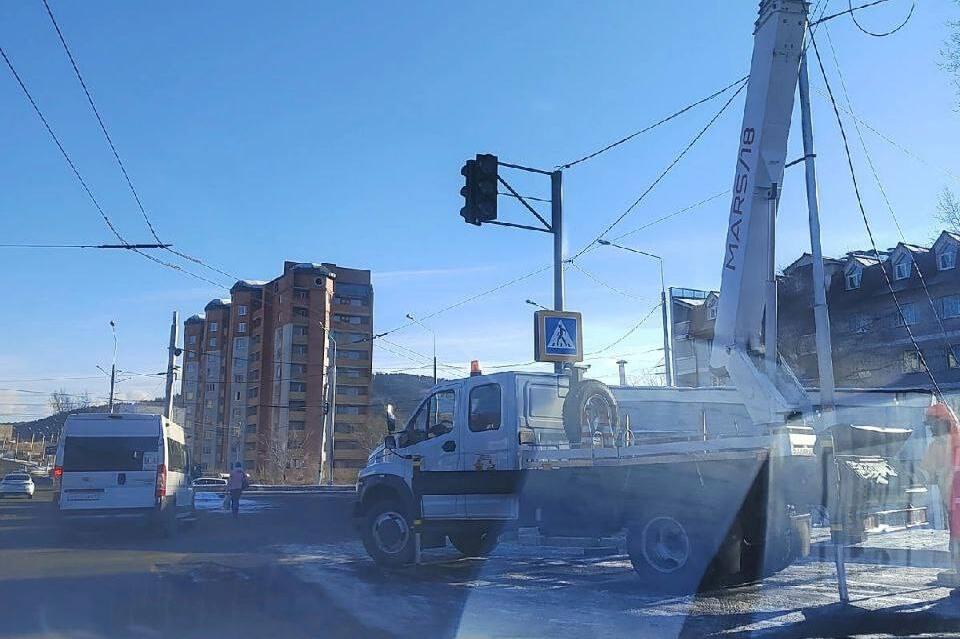 Светофор на остановке «ЖД больница» установили по проекту Каштакской троллейбусной линии