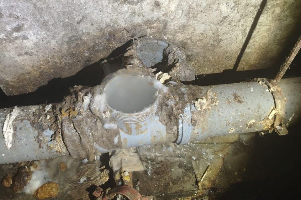 В микрорайоне Осетровка топит подвал дома