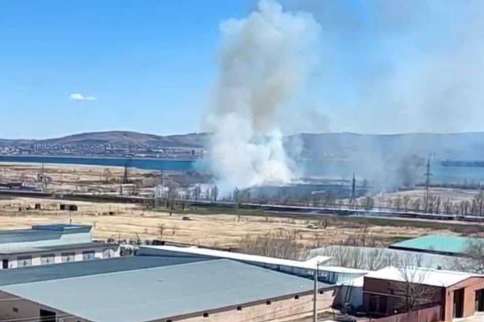 Клубы дыма поднялись над ГРЭСом - на берегу Кенона возник пожар
