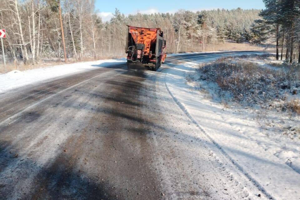 Последствия осенних снегопадов устраняют на дорогах Забайкалья