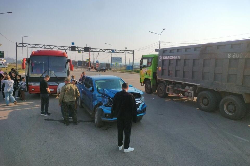 Автобус с пассажирами и пикап столкнулись около МАПП Забайкальск