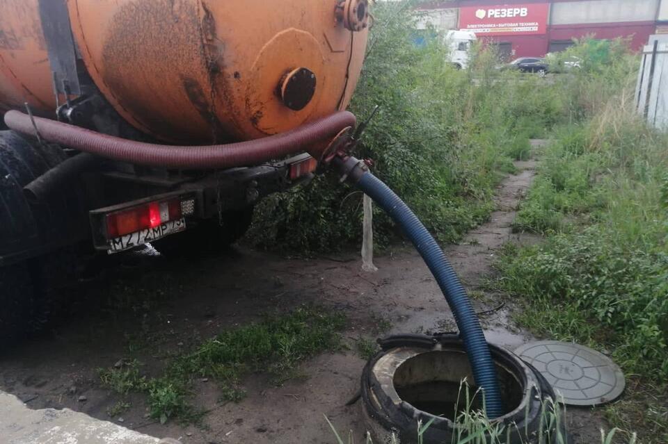 Ливневые воды откачивают на улице Лазо в Чите