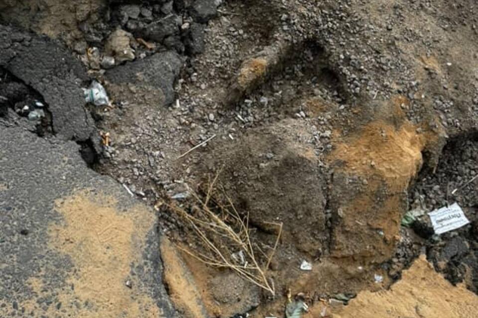 Глубокий провал красуется на дороге в центре Читы