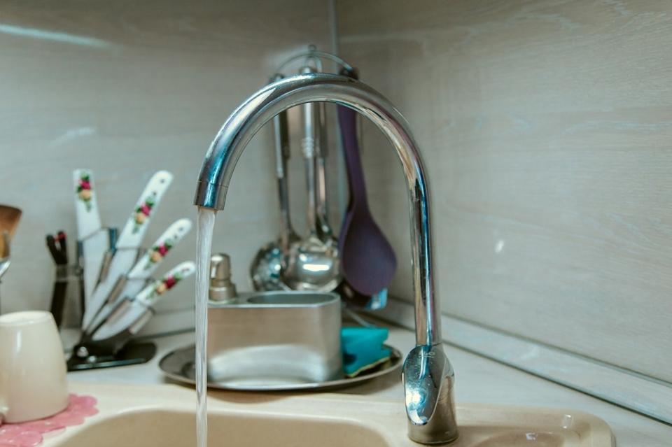Холодную воду отключили в жилых домах в Чите