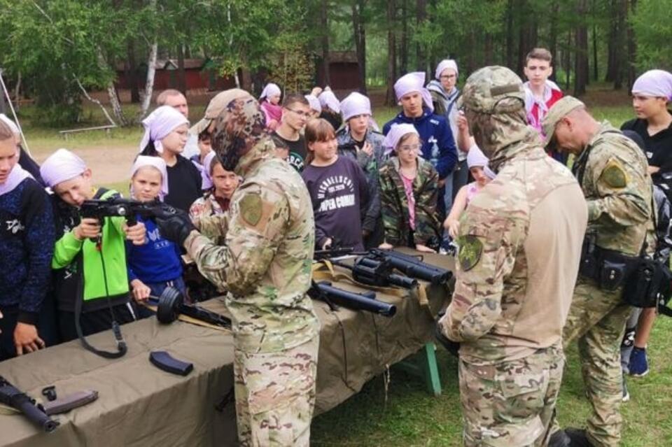 ОМОНовцы ездят по лагерям отдыха Забайкалья и знакомят детей с оружием