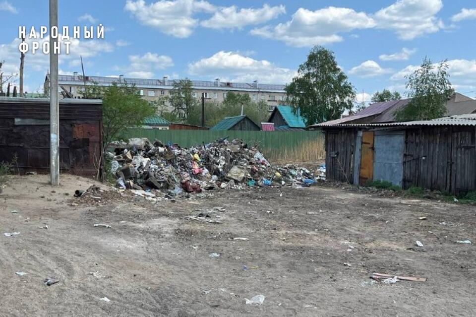 Мусорная стена выросла возле дома в Чите