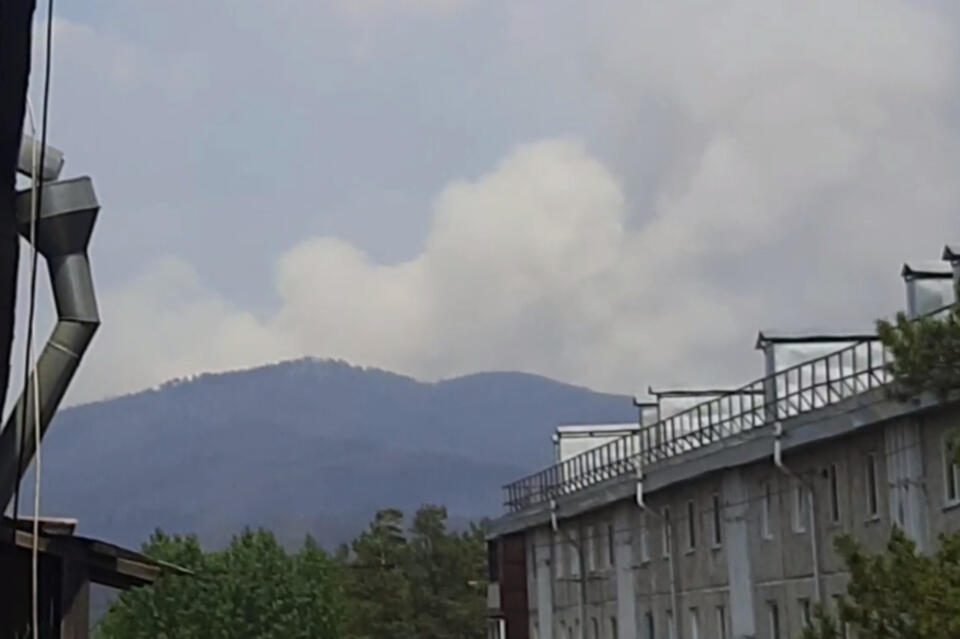 Лесной пожар движется к Атамановке