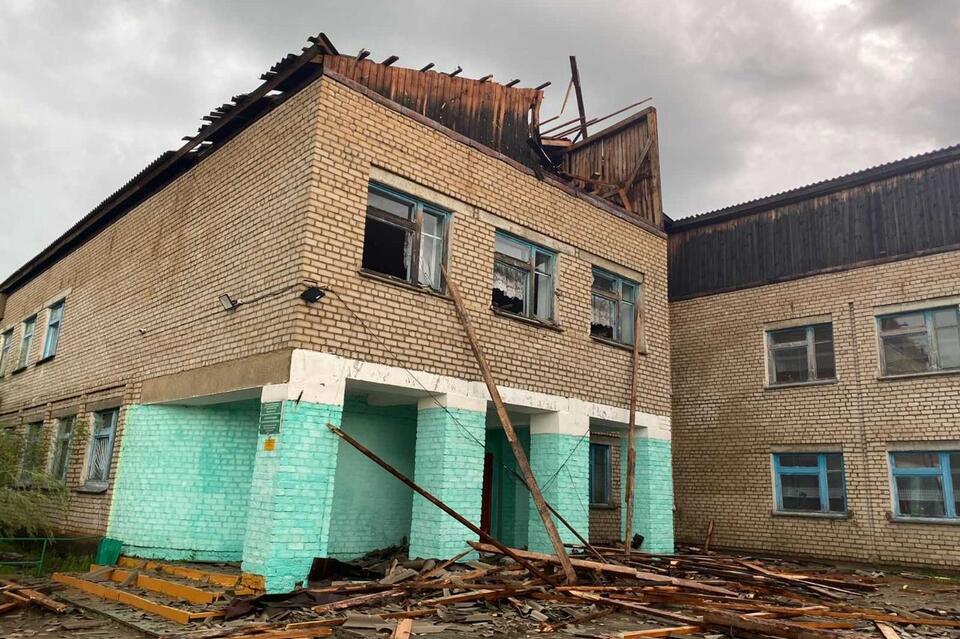 Ураган сорвал крышу со школы  в поселке Холбон