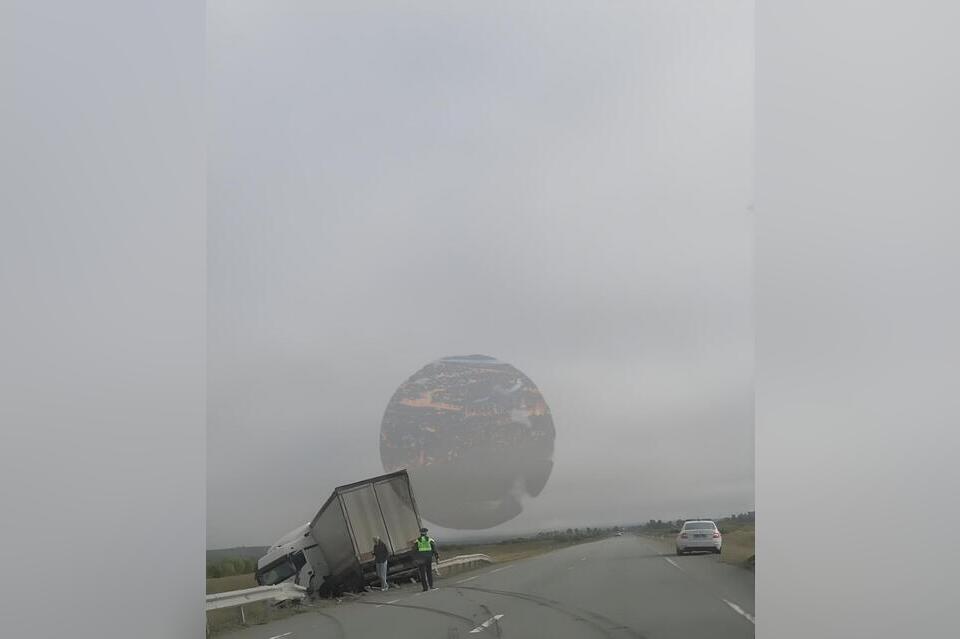 Грузовик вылетел с дороги недалеко от села Улеты