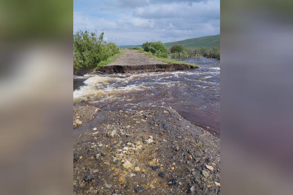 Очевидец: Проезд в село Маньково невозможен из-за огромных ям в дороге