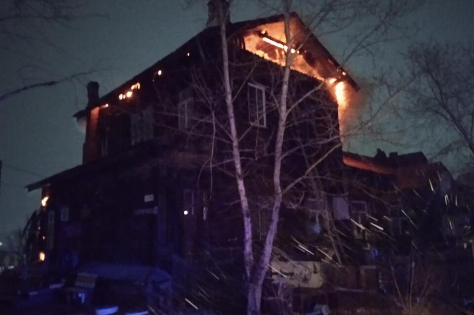 Двухэтажный барак сгорел в Чите