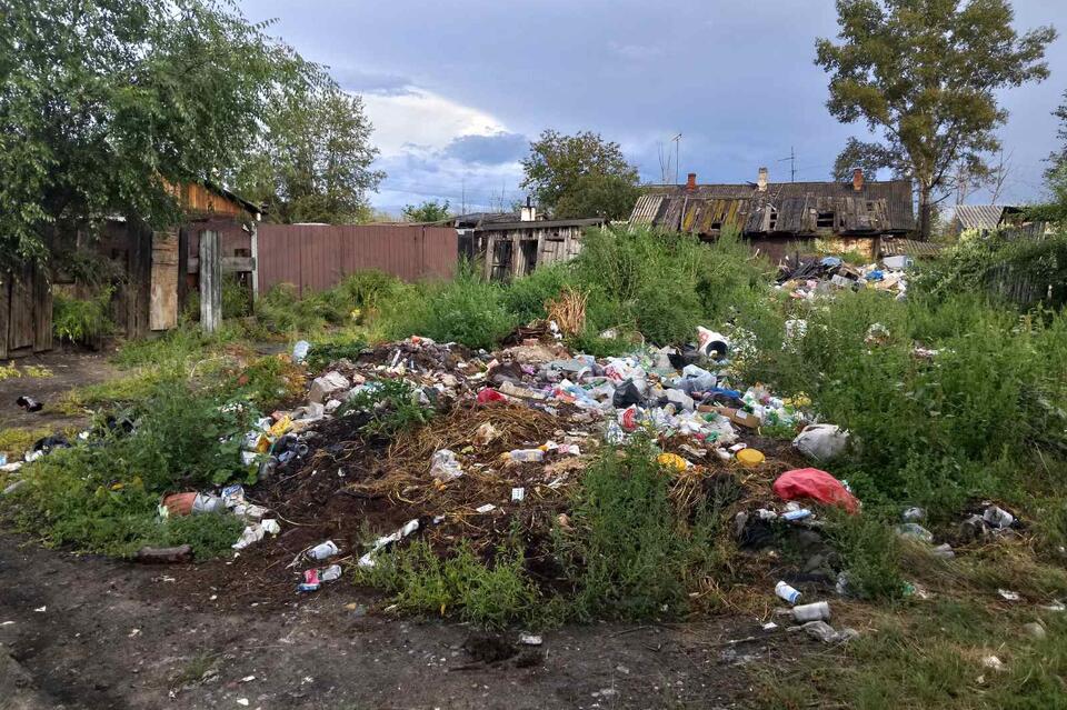 «Олерон не вывозит»: двор в Ингодинском районе несколько месяцев завален мусором