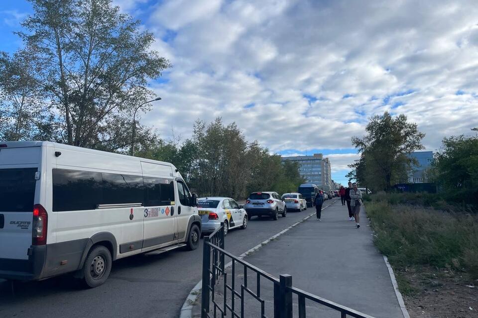 Огромные пробки образовались из-за пожара в центре Читы