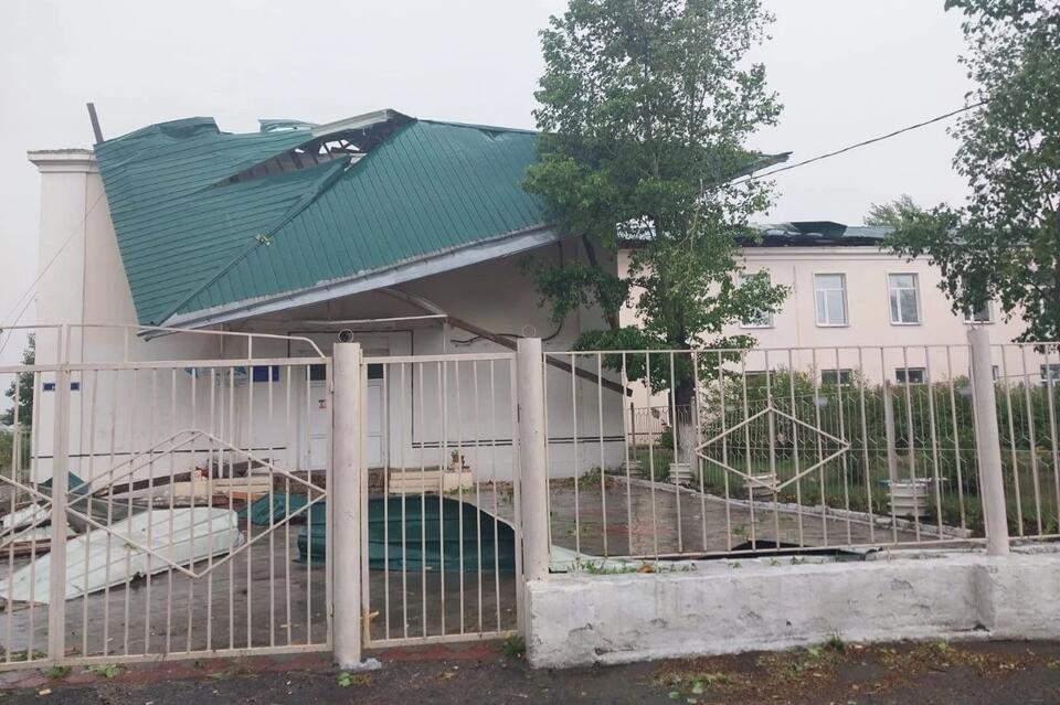 Шквальный ветер сорвал крышу со школы в Борзе