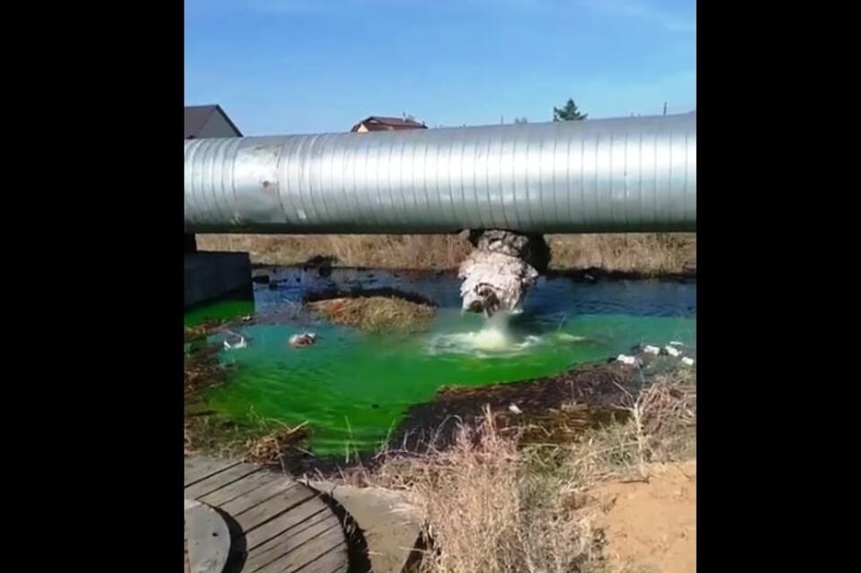 ТГК-14 сбрасывает ядовито-зеленую воду в районе школы № 17