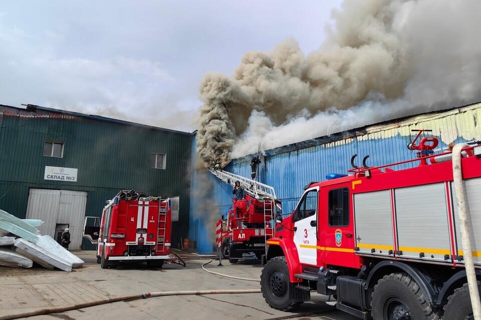 Пожар на складе в Чите: эксперты МЧС изучают две версии происшествия