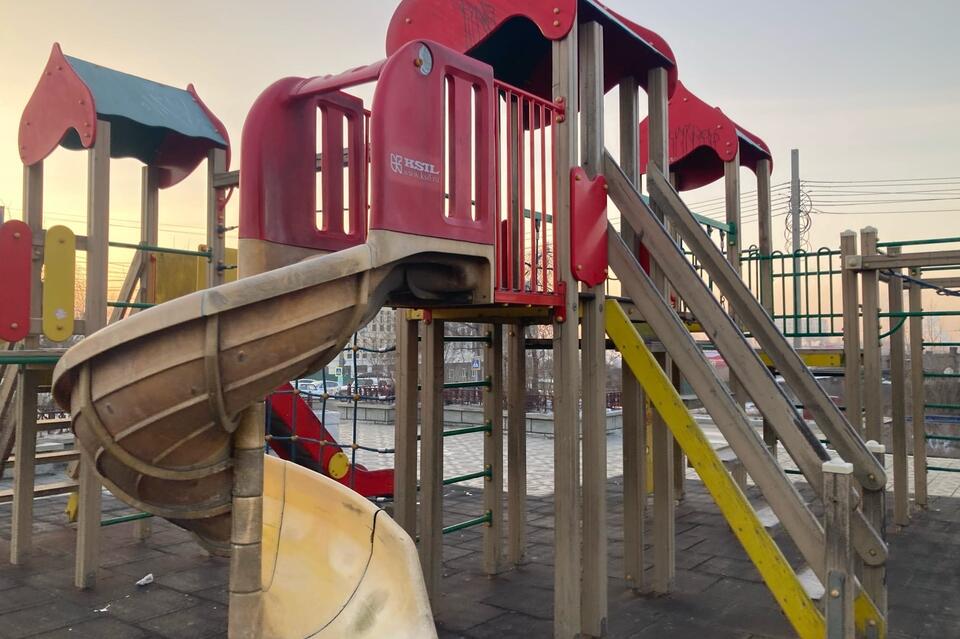 Ремонтировать детскую площадку на площади борцов Революции не планируется – администрация