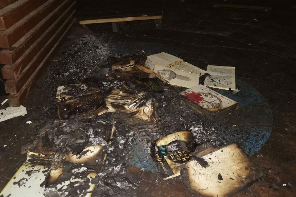 Полиция нашла поджигателей книг на пл. Декабристов – ими оказались несовершеннолетние девушки