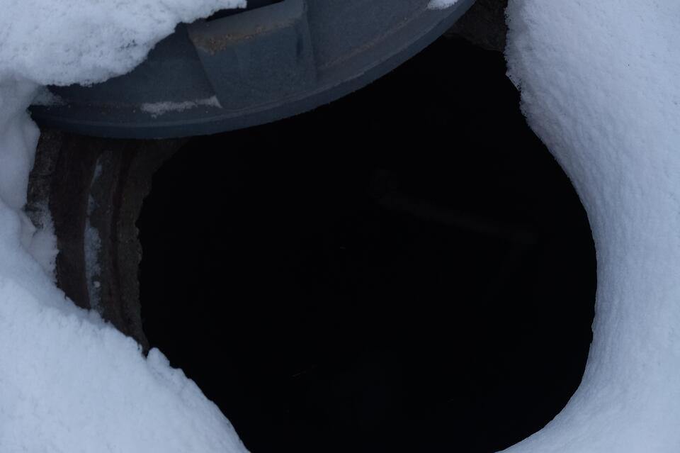 В Чите сточные воды залили улицы из-за мусора в канализации