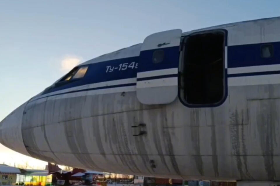 В Чите пожарные тушат горящий самолёт