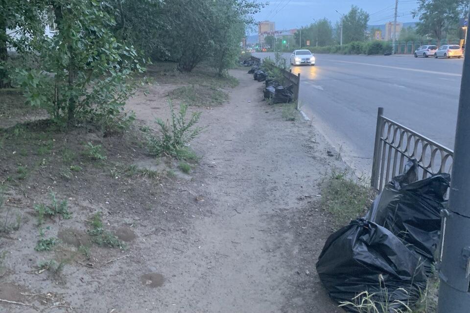 Мешки с мусором оставили в центре Читы