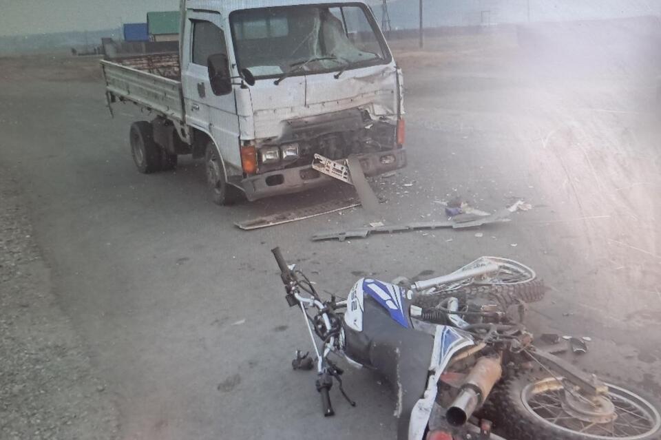 Подросток на мотоцикле пострадал в ДТП с грузовиком в Читинском районе