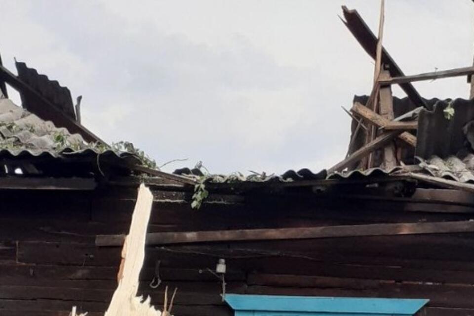 Дерево упало на крышу дома в селе Баляга