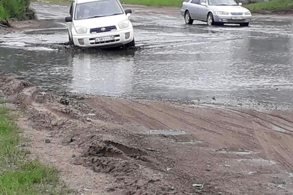 Во двор жилого дома в Чите стекает вода по стоку от здания УФСИН