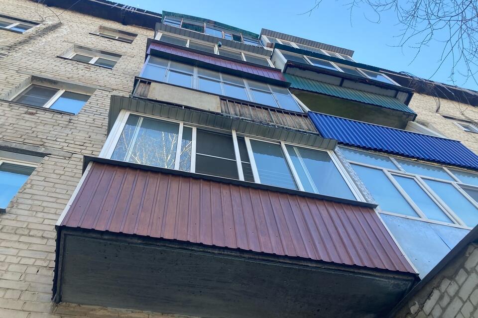 Мужчина выпал с балкона дома по Усуглинской в Чите