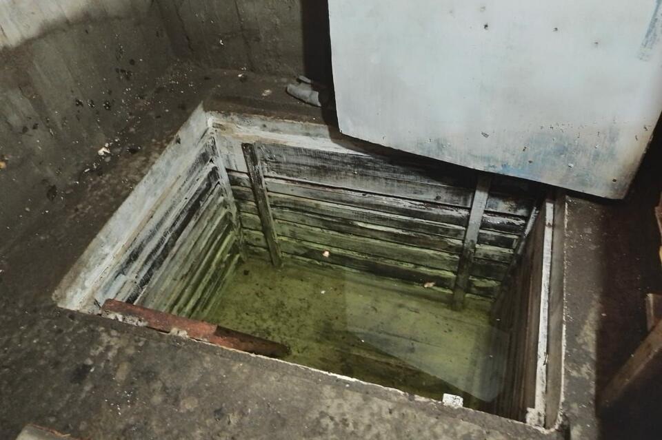 Подвал дома на Промышленной два дня топит канализация