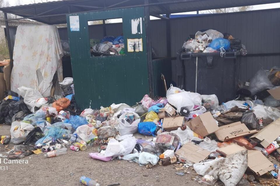 Двор в Чите оказался завален мусором