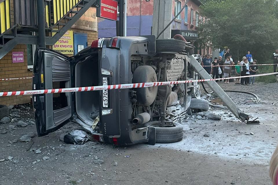 «Лексус» врезался в электроопору и перевернулся в Чите