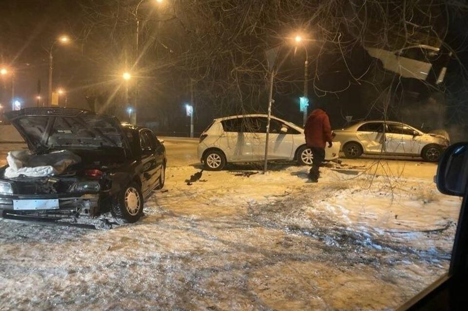 Две иномарки жёстко столкнулись на перекрёстке в Чите