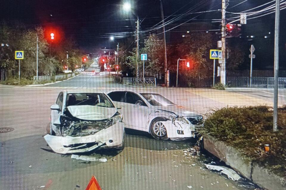 В центре Читы столкнулись два автомобиля — один человек пострадал