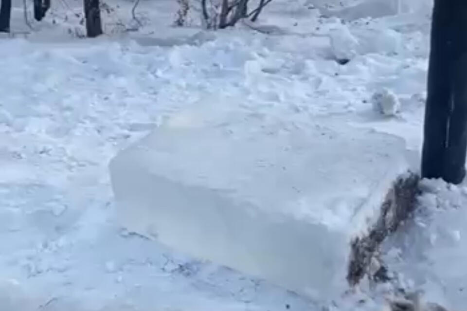 В новогоднюю ночь вандалы повредили ледовую горку на площади Ленина