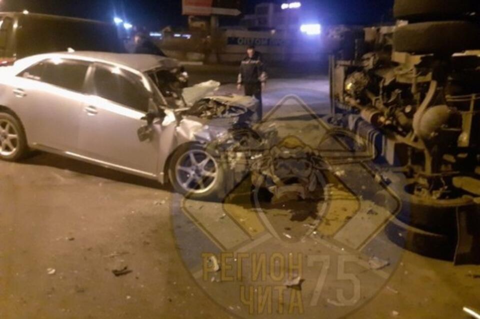 Грузовик перевернулся на школе 17 в Чите после столкновения с легковым автомобилем