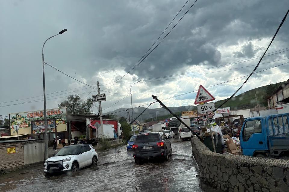Столб с проводами упал около лужи на Острове