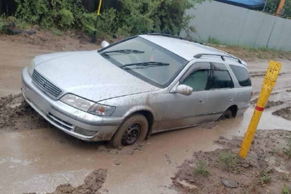 Машины проваливаются в дорожные ямы в посёлке Кадала