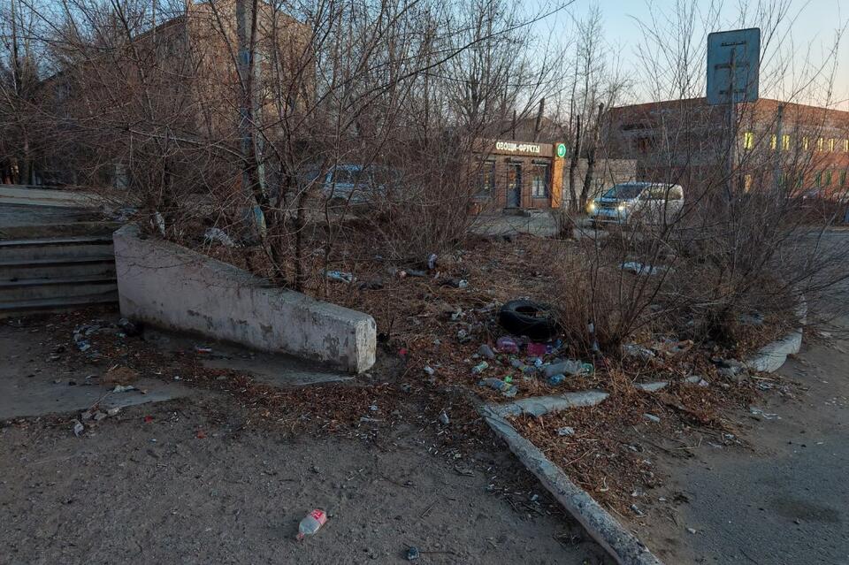 Остановку завалили мусором в Сосновом бору