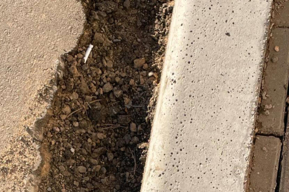 Асфальт велодорожки на Новобульварной начал крошиться