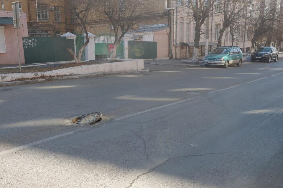Провалившиеся люки мешают проезду на улице Нечаева