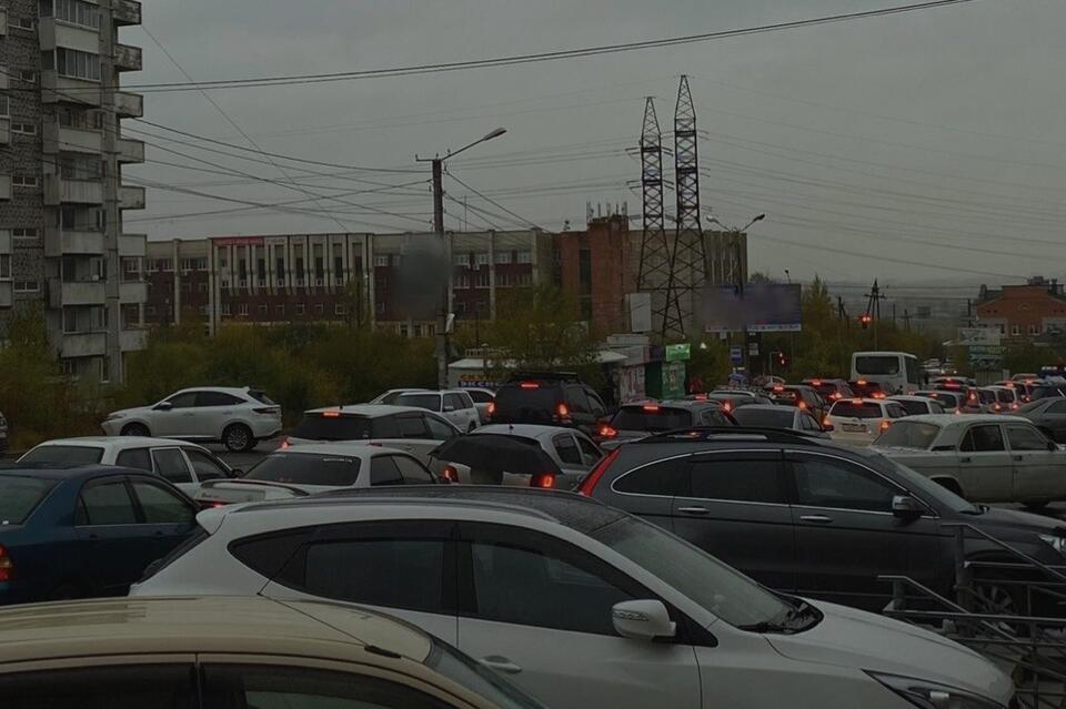 Жители краевого центра пожаловались на пробки из-за раскопок на Карповском тракте