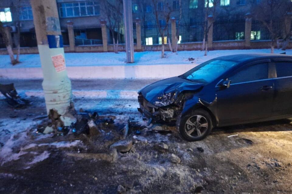 Пьяный водитель врезался в опору сети и парализовал движение троллейбусов